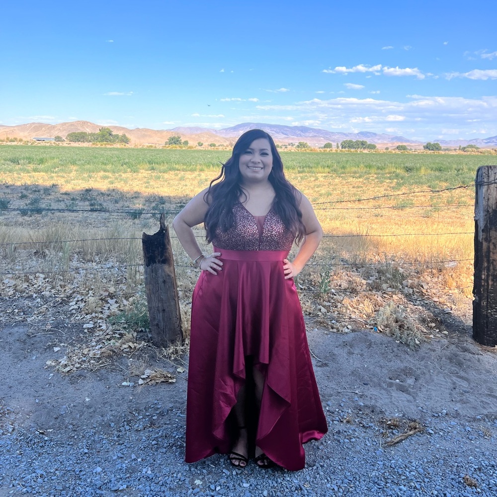 Size 2XL solo una vez lo use es un traje hermoso y de buena calidad